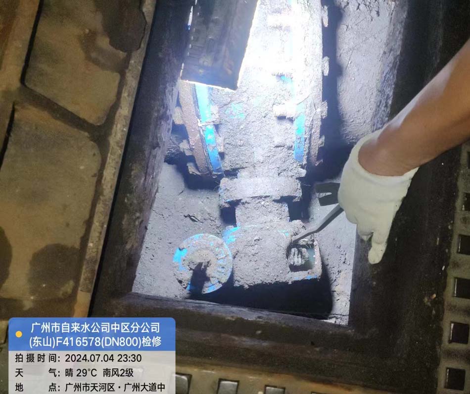 自来水公司检修发现DN800蝶阀蜗轮破损急需更换手动麻豆性爱乱伦视频(图1)